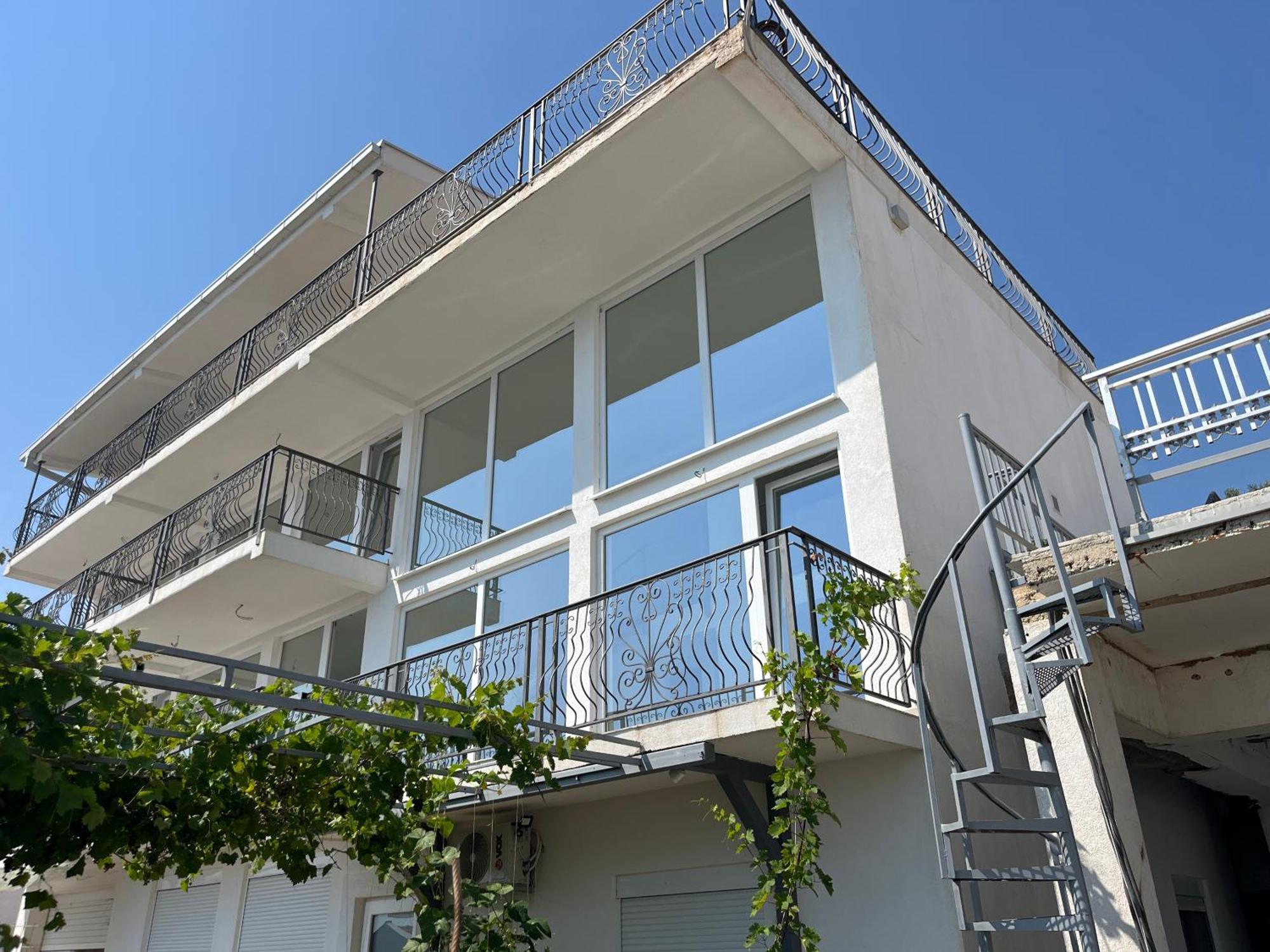 Apartment Light House Добра вода Екстериор снимка