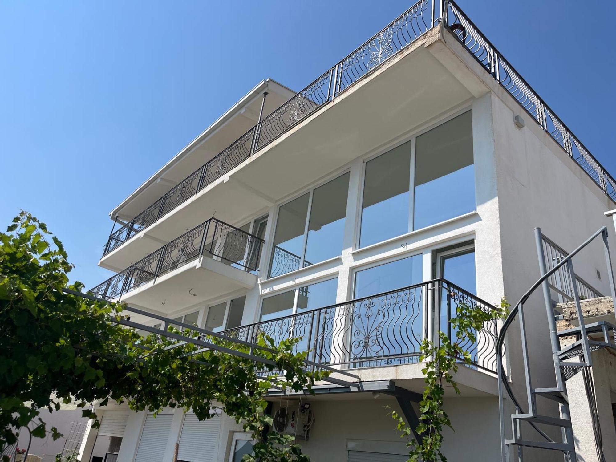Apartment Light House Добра вода Екстериор снимка